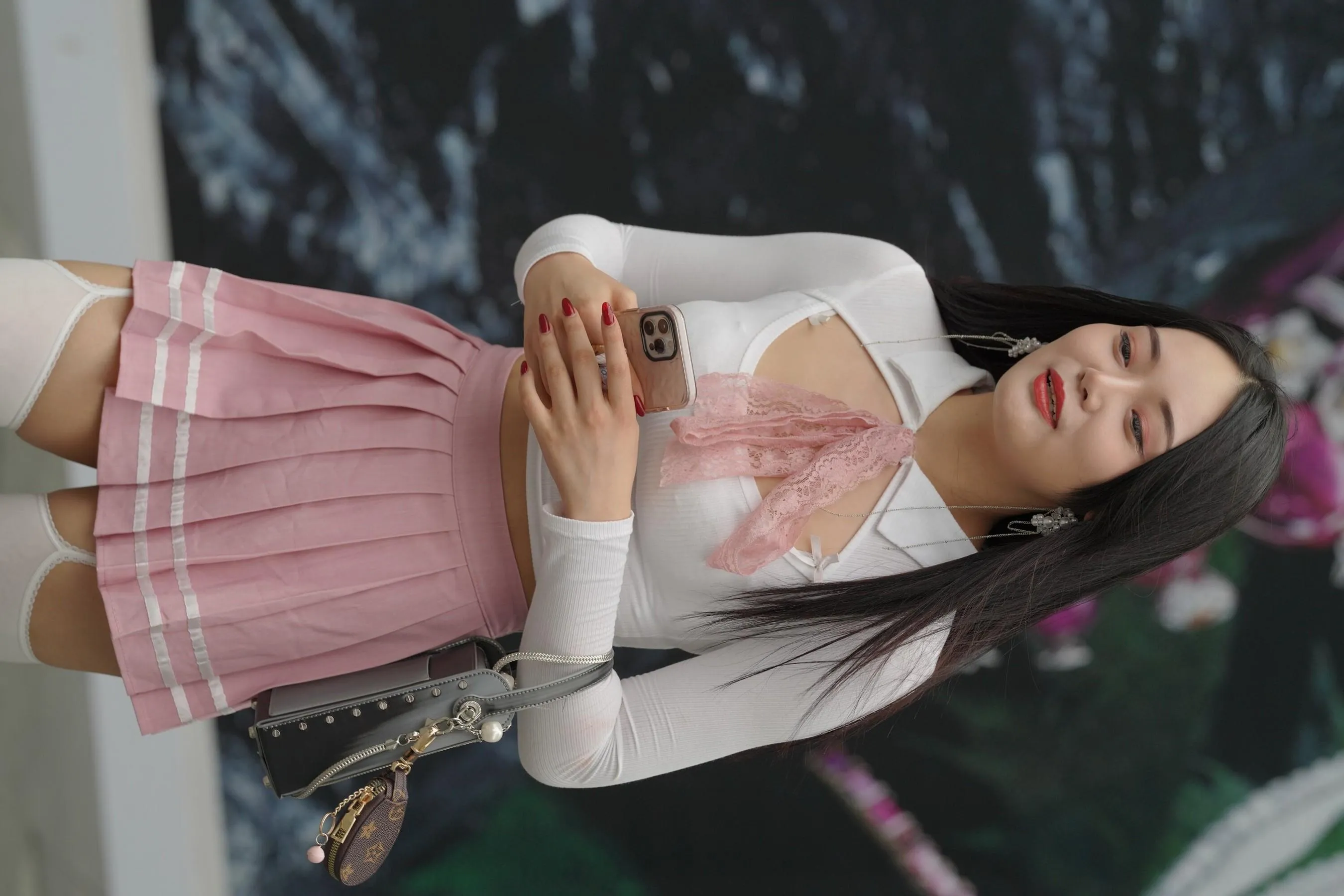 魔镜街拍 NO.161 街拍白丝吊带袜美女 [109P]插图2